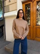 Базовый женский свитер кофейного цвета 39289 One Size - изображение 2