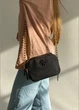 Женская сумка 00832 Guess кросс-боди черная с золотой фурнитурой - изображение 7