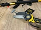 Садовый набор 3в1 DeWalt 48 В 6 А·ч мини пила DCM155HN 20 см аккумуляторный секатор DCMPP540P1 Digital 35 мм высоторез телескопический 2.6 м бесщеточный цепной для обрезки деревьев веток кустов ухода за садом - изображение 5