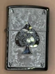 Запальничка Zippo 150 ACE FILIGREE, воронений Black Ice®, з полірованим візерунком, зображенням пікового туза та кремнієвим - зображення 3