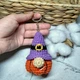 Брелок Гномік гарбуз Хелловін в'язаний ручної роботи амігурумі Hand Made 8х5 см Бузковий 217-2 - зображення 2