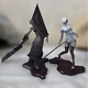 Колекційна екшн-фігурка Пірамідоголова з Сайлент Хілл/Pyramid Head Silent Hill 2 Red Pyramid Thing Stature 22 см з мечем - зображення 9