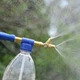 Садовый опрыскиватель на бутылку с двумя головками 38 см синий ручной распылитель для полива растений и внесения удобрений - изображение 6