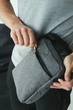 Повседневная барсетка светло-серый меланж Nike белое лого через плечо молодежная стильная городская сумка мессенджер для мужчин и подростков - изображение 2