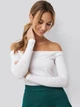 Блуза NA-KD 1579-000098-4070 Білий колір відкриті плечі off-shoulder довгий рукав обтислий крій однотонна Розмір S - зображення 1