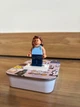 Кастомна колекційна мініфігурка Byron Bricks у стилі LEGO дівчина висота 5 см з підставкою та металевою коробкою (SKU-256) - изображение 3
