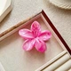 Крабик-зажим Hawaiian flower ANbeauty заколка для волос 8 см Малиновый (AN0103780) - изображение 3