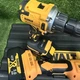 Набор инструментов 3в1 DeWalt 48 В 5 А·ч аккумуляторный шуруповерт DCD771 54 Нм дрель УШМ DCG405 125 мм болгарка 800 Вт гайковерт DCF892P2T 200 Нм бесщеточный 7000 об мин для ремонта строительства монтажа автосервиса с двумя АКБ кейсом - изображение 4