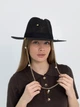 Шляпа Федора женская D.Hats из рафия с цепью золото с сердцами черная - изображение 2