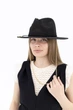 Шляпа федора летняя с тонкой рафии черная с золотистой цепью D.Hats - изображение 5
