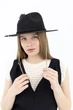 Шляпа федора летняя с тонкой рафии с золотистой цепью и жемчужинами D.Hats черная - изображение 2