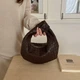 Жіноча стильна плетена сумка коричневого кольору - изображение 1
