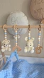 Підлоговий мобіль BABY GYM з іграшками, стійка Монтессорі, тренажер для немовлят, Лісовий, молочний зайчик і бежевий ведмедик - зображення 3