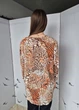 Блузка футболка женская плиссе в абстрактный принт M.Collection Коричневая 16795 2XL (укр 52-54) - изображение 4