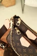 Жіноча сумка Louis Vuitton 3 в 1 трансформер, кросбоді з ремінцем через плече - зображення 6