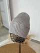 Трендовая вязаная шапка рванка с рваным декором и булавкой JOY KNIT серая - изображение 2