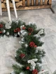 Штучна комбінована ялинкова гілка з блискучими червоними шишками та червоною калиною 2.8 м, Пишна хвойна гірлянда з ПВХ-гілками з білими кінчиками та литою засніженою хвоєю для каміна, вікон і столу, Новорічний декор для дому, Зелена - изображение 2