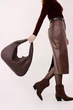 Жіноча сумка хобо 47х32х2 короткий ремінець екошкіра Коричневий - изображение 5