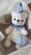BABY BOX для новонанародженого немовля, Ведмедик білий з блакитним ковпачком для щомісячних фото з ковпачком 12 місяців, плюшева пряжа - зображення 3