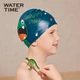 WATERTIME / Детская плавательная шапочка Shui Chuan для мальчиков и девочек, водонепроницаемая силиконовая, не сдавливающая уши, с принтом динозавров. - изображение 9