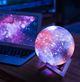 Нічник світлодіодний 3D у формі Місяця акумуляторний настільний з RGB підсвічуванням на 16 кольорів пультом дистанційного керування та сенсорним вимикачем декоративна лампа для спальні дитячої та вітальні Moon light Космос із підставкою - зображення 10