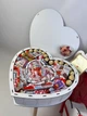 Подарунки для дівчини на день народження солодкий подарунковий смачний набір з цукерками дружині дітям у гарній подарунковій коробці в формі серця мамі подрузі чоловіку на свято - зображення 2