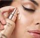 Хайлайтер для обличчя та тіла Kiko Milano Glow Up Face And Body Highlighter 01Champagne, 30 мл - зображення 2