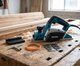 Рубанок электрический Makita KP0810 мощность 1000 Вт 16000 об/мин Обработка 82 мм Глубина 2 мм комплект ножей и ремень - изображение 3