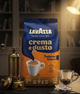 Зерновой кофе Lavazza Crema e Gusto Tradizione Italiana Latte 1015 г купаж 70% арабики 30% робусты темная обжарка насыщенный ароматный с шоколадным вкусом легкой горчинкой плотной крема для кофемашины капучино латте эспрессо - изображение 8
