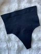 Жіночі безшовні коригуючі трусики-стрінги Primark Seamless Shapewear Thong з високою талією S чорний Т-1115/61 - зображення 1