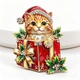 Брошка BROCHE Тварини Кошеня з подарунком у шапці Санти жовтогаряча BRBF115651 - зображення 2