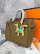 Жіноча сумка Hermès Birkin 30 30*26*14 см Gold коричнево-гірчична (Gold/Camel) з золотою фурнітурою та підвіскою-конячкою. - изображение 3