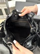 Жіноча сумка Balenciaga Le City Bag 24*17*11 см чорного кольору з жатої глянцевої шкіри з темною металевою фурнітурою, плетеними ручками та довгими шкіряними шнурками. - изображение 7
