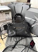 Жіноча сумка Balenciaga Le City Bag 24*17*11 см чорного кольору з жатої глянцевої шкіри з темною металевою фурнітурою, плетеними ручками та довгими шкіряними шнурками. - изображение 11