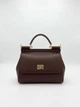 Жіноча сумка Dolce & Gabbana Miss Sicily Bag 19*12*6,5 см глибокого бордового кольору (марсала/бордо) з тисненої шкіри Dauphine зі золотистою фурнітурою та двоколірною фірмовою пластиною Dolce & Gabbana. - изображение 1