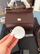 Жіноча сумка Dolce & Gabbana Miss Sicily Bag 20*14*9 см глибокого бордового кольору (марсала/бордо) з тисненої шкіри Dauphine зі золотистою фурнітурою та двоколірною фірмовою пластиною Dolce & Gabbana. - изображение 2