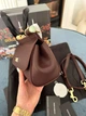 Жіноча сумка Dolce & Gabbana Miss Sicily Bag 20*14*9 см глибокого бордового кольору (марсала/бордо) з тисненої шкіри Dauphine зі золотистою фурнітурою та двоколірною фірмовою пластиною Dolce & Gabbana. - изображение 5