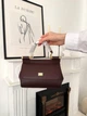 Жіноча сумка Dolce & Gabbana Miss Sicily Bag 20*14*9 см глибокого бордового кольору (марсала/бордо) з тисненої шкіри Dauphine зі золотистою фурнітурою та двоколірною фірмовою пластиною Dolce & Gabbana. - изображение 9