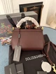 Жіноча сумка Dolce & Gabbana Miss Sicily Bag 20*14*9 см глибокого бордового кольору (марсала/бордо) з тисненої шкіри Dauphine зі золотистою фурнітурою та двоколірною фірмовою пластиною Dolce & Gabbana. - изображение 10