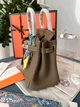 Жіноча сумка Hermès Birkin 30 30*26*14 cм сіро-оливкова (Etoupe/Olive) зі сріблястою фурнітурою, підвіскою-конячкою та шовковою хусткою. - зображення 4