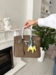 Жіноча сумка Hermès Birkin 30 30*26*14 cм сіро-оливкова (Etoupe/Olive) зі сріблястою фурнітурою, підвіскою-конячкою та шовковою хусткою. - зображення 8