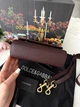 Жіноча сумка Dolce & Gabbana Miss Sicily Bag 19*12*6,5 см глибокого бордового кольору (марсала/бордо) з тисненої шкіри Dauphine зі золотистою фурнітурою та двоколірною фірмовою пластиною Dolce & Gabbana. - изображение 3