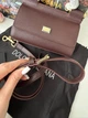 Жіноча сумка Dolce & Gabbana Miss Sicily Bag 19*12*6,5 см глибокого бордового кольору (марсала/бордо) з тисненої шкіри Dauphine зі золотистою фурнітурою та двоколірною фірмовою пластиною Dolce & Gabbana. - изображение 4