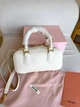 Жіноча сумка Miu Miu Arcadie Leather Bag 22*11*8 см молочного/кремового кольору з гладкої натуральної шкіри зі золотистою фурнітурою та тисненим логотипом. - изображение 6