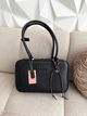 Жіноча сумка Miu Miu Beau Leather Bag 30*18*9 см чорна (Black) з м'якої шкіри, з тисненим логотипом, довгими ручками та декоративним шнурком. - изображение 4