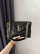 Жіноча сумка Saint Laurent Loulou Puffer 28*18*9 см чорна дута із золотою фурнітурою. - зображення 9
