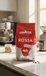 Кофе в зернах Lavazza Qualita Rossa — классический сбалансированный бленд для ценителей насыщенного кофейного вкуса и выразительного аромата. Смесь состоит из 70% арабики и 30% робусты. Высокогорная арабика придает напитку бархатистый аромат, а африканска - зображення 6