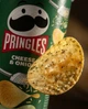Чипси Pringles Cheese Onion картопляні зі смаком сиру цибулі хрустка закуска скибочками у картонному тубусі 165 г - зображення 8