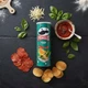 Чипси Pringles Pizza картопляні зі смаком піци хрусткі ароматизовані скибочки з томатом часником цибулею без пальмової олії у картонному тубусі 165 г - зображення 6