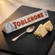 Шоколад білий Toblerone White 100 г з медом мигдалем солодощі плитка швейцарська - зображення 9